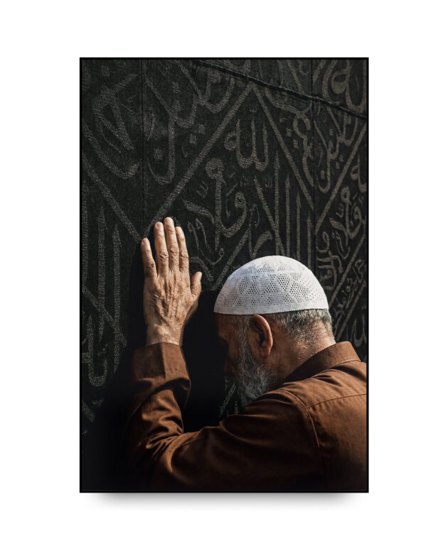 Menyentuh Kiswah Ka'bah