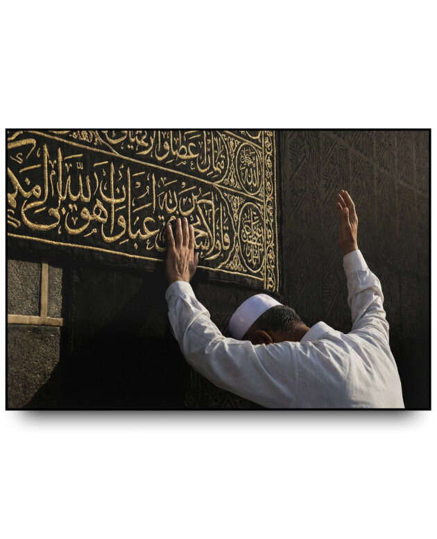Tangan Menyentuh Ka'bah