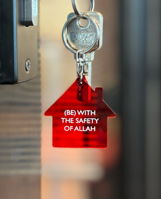 With The Safety of Allah Home Gantungan Kunci Islami Bentuk Rumah Bahan Akrilik Transparan Merah