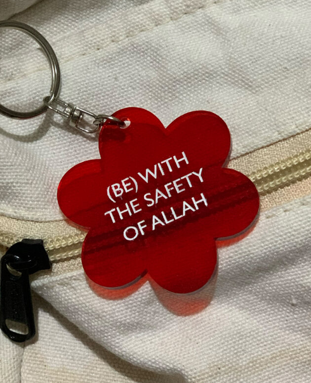 With The Safety Of Allah Gantungan Kunci Islami	Bentuk Bunga Bahan Akrilik Transparan Merah