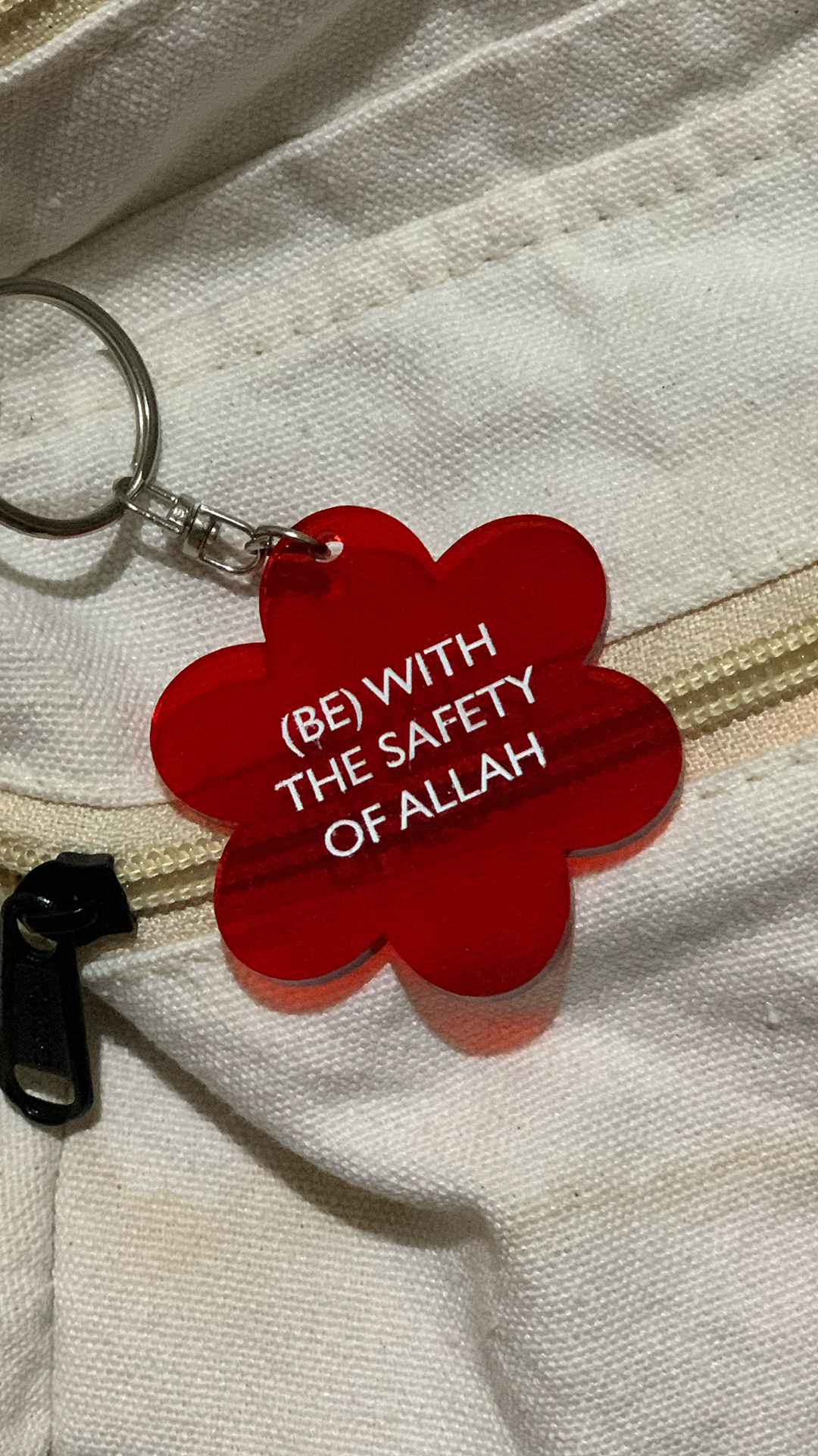 With The Safety Of Allah Gantungan Kunci Islami	Bentuk Bunga Bahan Akrilik Transparan Merah